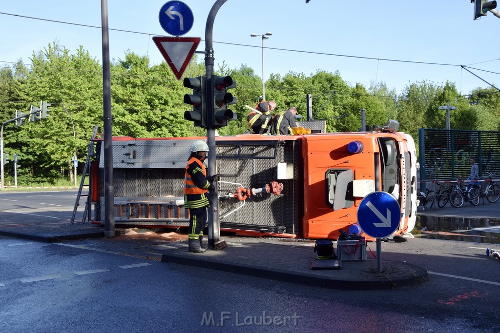 TLF 4 umgestuerzt Koeln Bocklemuend Ollenhauer Ring Militaerringstr P019.JPG - Miklos Laubert